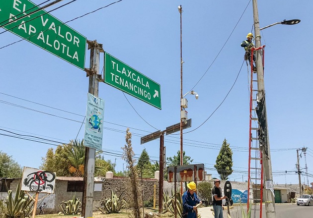 Mejoran iluminación en Papalotla con reparación de lámparas